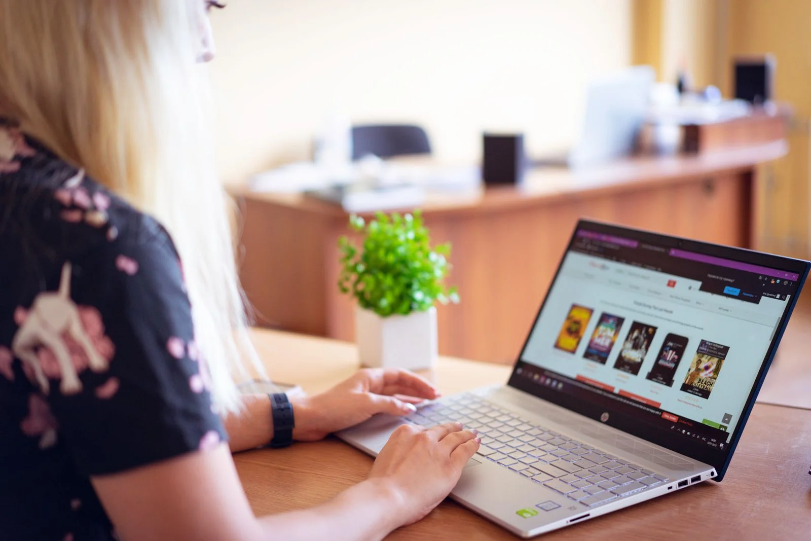 Przeglądanie strony internetowej przy biurku