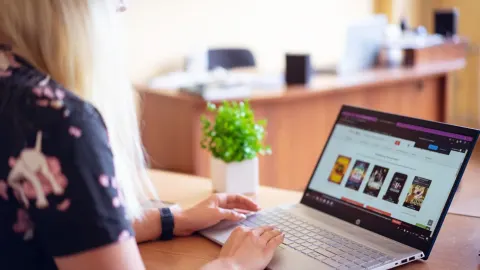 Przeglądanie strony internetowej przy biurku