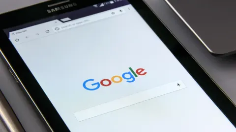 Wyszukiwarka Google otwarta na tablecie