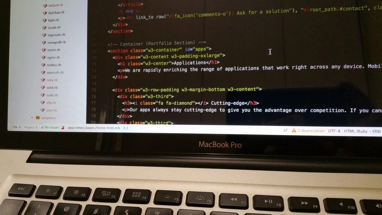 Kod źródłowy na ekranie laptopa