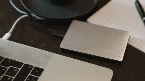 Zewnętrzny dysk podłączony do laptopa