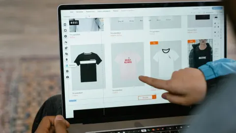 Przeglądanie produktów sklepu internetowego na laptopie