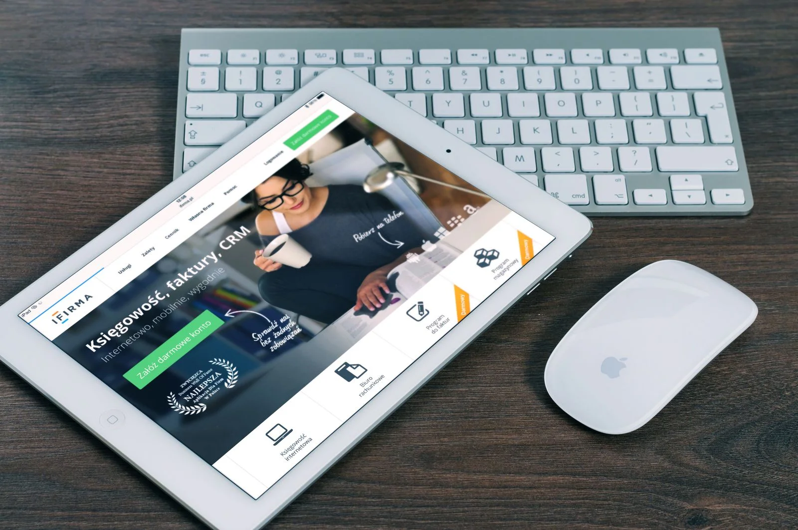 Tablet obok klawiatury i myszy