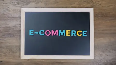 Napis e-commerce na tablicy