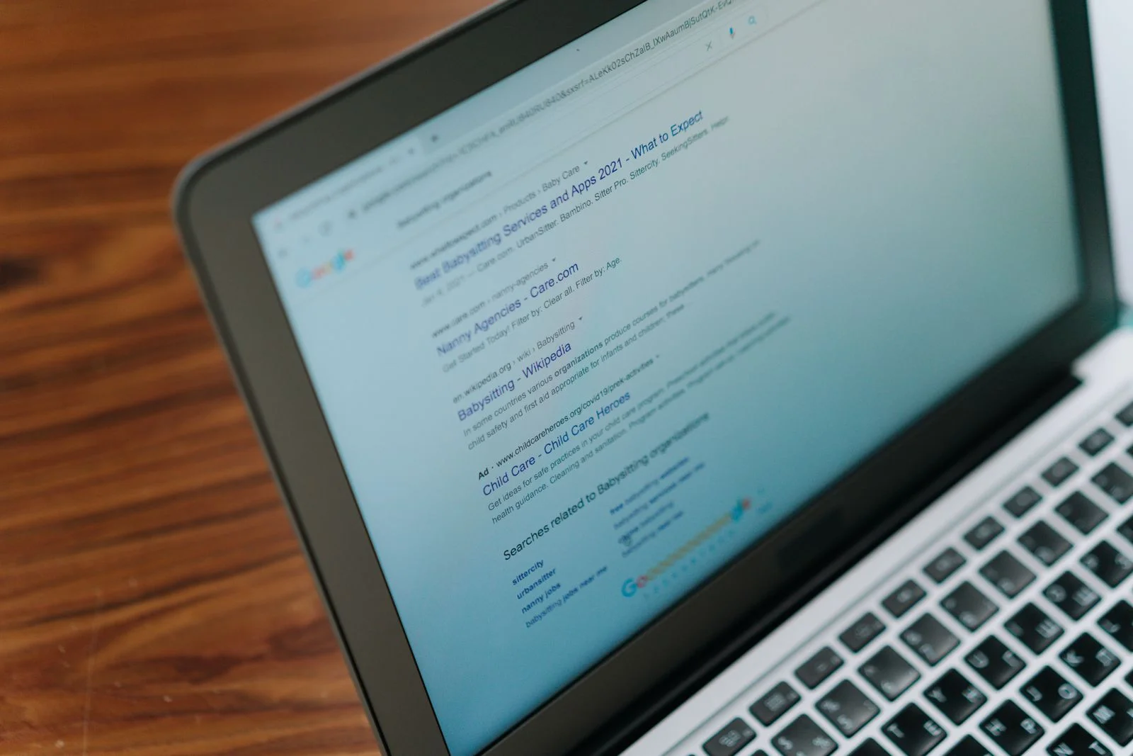 Kod strony na ekranie laptopa