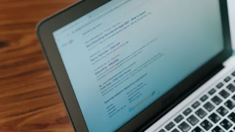 Kod strony na ekranie laptopa
