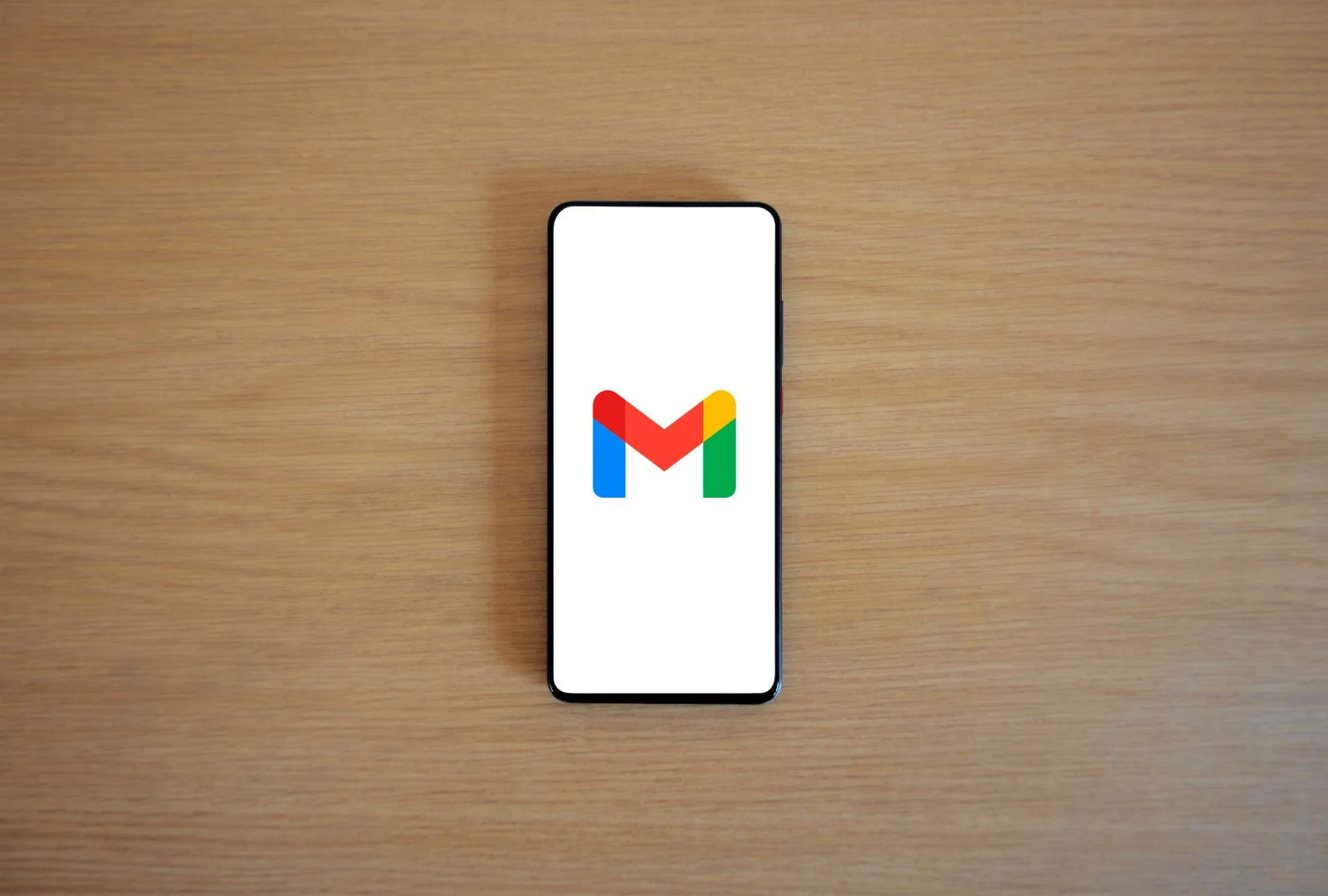 Logo Gmail na ekranie telefonu