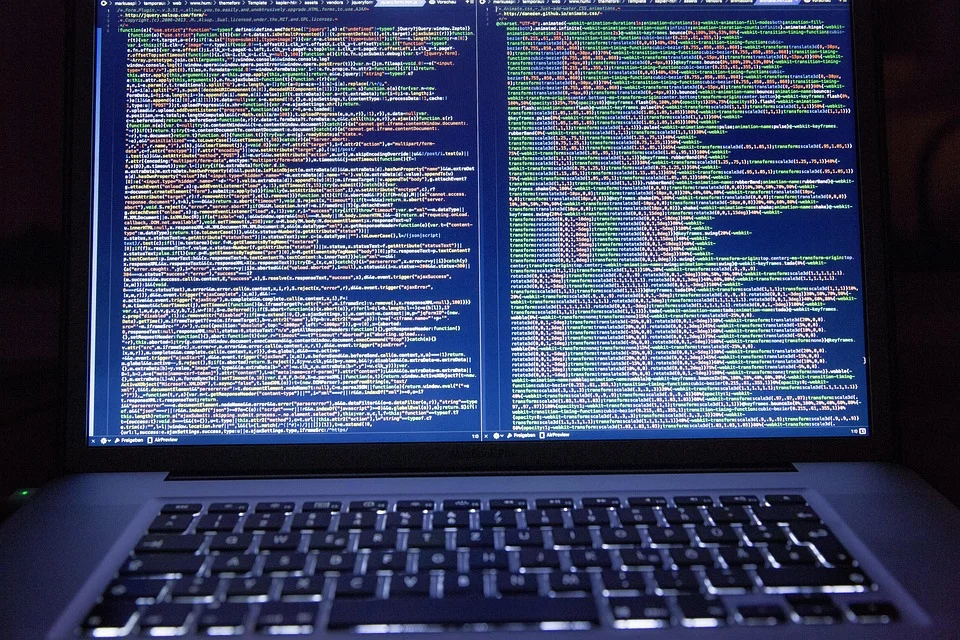 Kod programu na ekranie laptopa