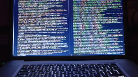 Kod programu na ekranie laptopa