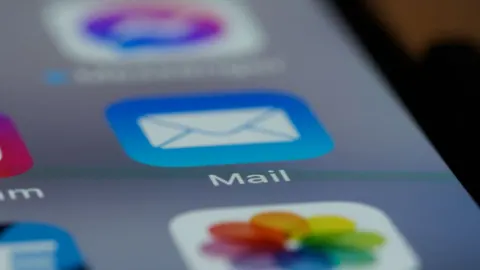 Ikona aplikacji pocztowej na ekranie telefonu