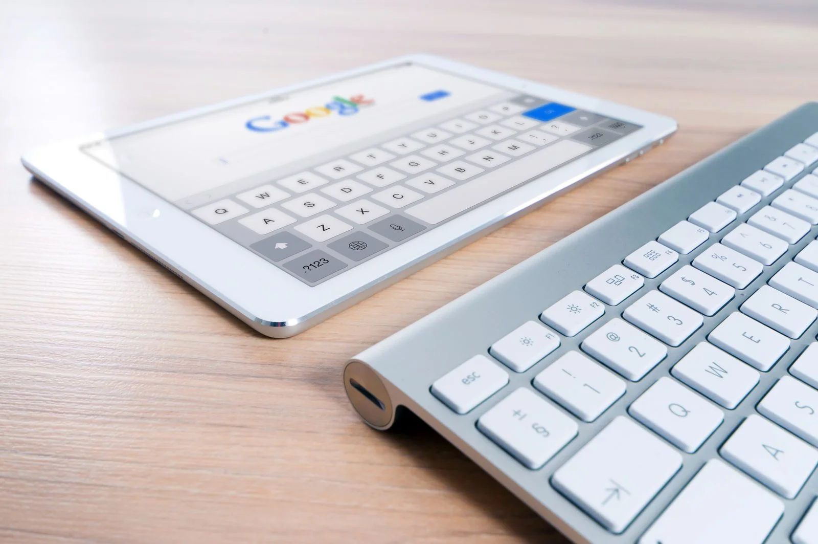 Wyszukiwarka internetowa na tablecie obok klawiatury