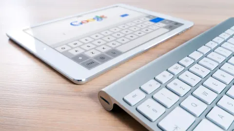 Wyszukiwarka internetowa na tablecie obok klawiatury