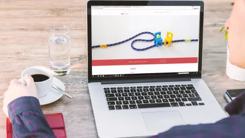 Strona internetowa otwarta na laptopie