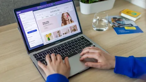 Praca nad stroną internetową na laptopie