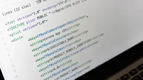 Kod źródłowy widoczny na ekranie laptopa