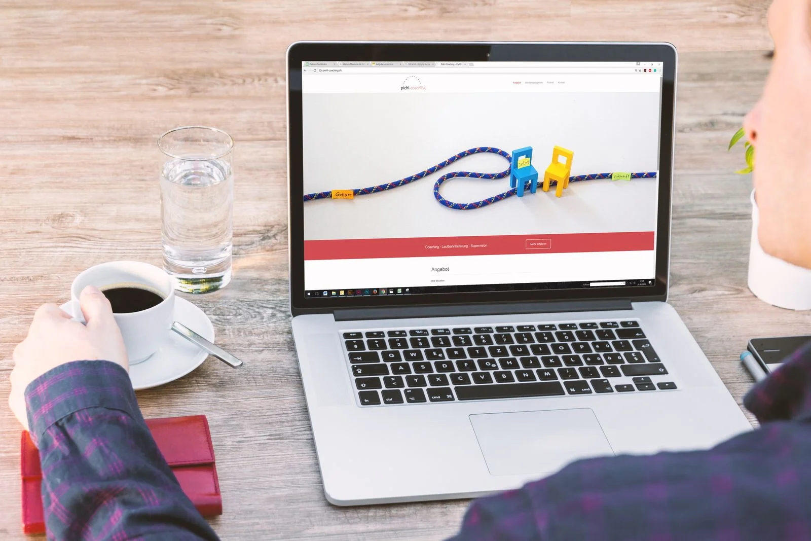 Laptop ze stroną internetową na biurku