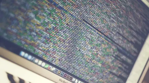 Kolorowa składnia kodu na ekranie komputera