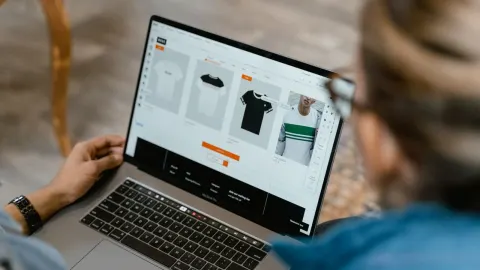 Zakupy w sklepie internetowym na laptopie